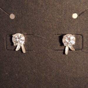 🎁 Elegant Silver Stud Earrings moissanite